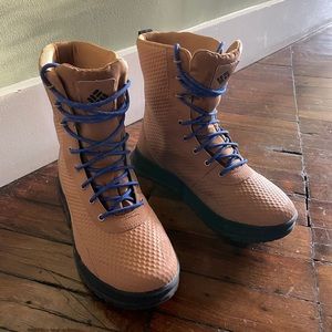 Columbia Hyper-Boreal Omni-Heat Tall Snow Boot US 7/Women US 9